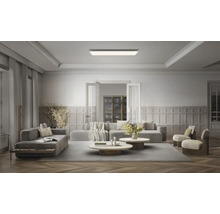 Rechteckiges LED-Deckenpanel in einem modernen, geräumigen Wohnzimmer mit Sitzgruppe und Wandpaneelen.