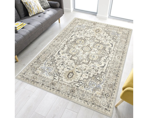 Rechteckiger Teppich mit orientalischem Muster im Vintage-Stil in einem hellen Wohnzimmer mit Sofa und hellem Boden.