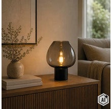 Lampe de table moderne avec un abat-jour rond en verre et une ampoule à filament allumée sur une commode en bois à côté d'un vase. (Image AI modified or generated)