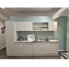 Moderne weiße Küchenzeile im minimalistischen Stil mit Hochschrank, Wandschränken, Edelstahlspüle und Unterschränken.