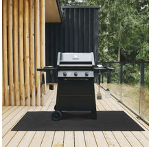 Schwarzer Gasgrill mit drei Reglern und Grillbesteck auf einer schwarzen Bodenschutzmatte auf einer Holzterrasse.