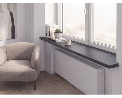 Scène de pièce moderne avec rebord de fenêtre sombre au-dessus d'un radiateur blanc, fauteuil rembourré clair et parquet.