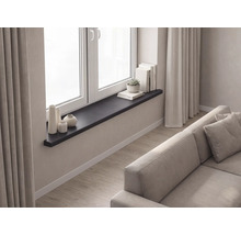 Appui de fenêtre intérieur moderne couleur anthracite dans un salon lumineux avec décoration sous une fenêtre.