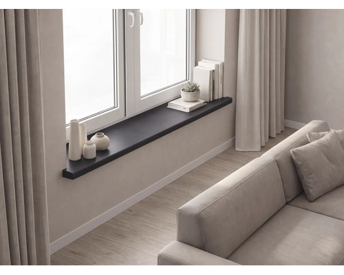 Appui de fenêtre intérieur moderne couleur anthracite dans un salon lumineux avec décoration sous une fenêtre.