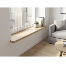 Salon moderne et lumineux avec un long rebord de fenêtre en bois décoré d'une plante et de livres, à côté d'un canapé et d'un parquet.