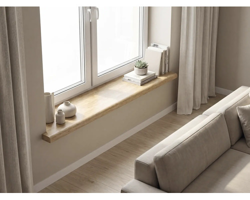 Rebord de fenêtre en bois dans un salon lumineux avec des vases, des livres et une plante près de la fenêtre.