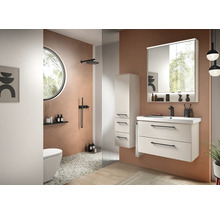 Modernes Badezimmer Set mit weissem Waschtischunterschrank, Spiegelschrank mit Beleuchtung, Hochschrank und schwarzen Armaturen.
