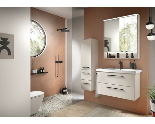 Modernes Badezimmer Set mit weissem Waschtischunterschrank, Spiegelschrank mit Beleuchtung, Hochschrank und schwarzen Armaturen.