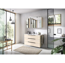 Modernes Badezimmer mit Waschtischunterschrank in heller Holzoptik, schwarzer Armatur, Spiegelschrank und grossem Fenster für eine helle Atmosphäre.