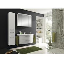 Salle de bains moderne et lumineuse avec meuble sous-lavabo blanc, armoire de toilette éclairée, colonne et douche en verre.