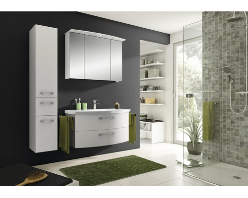 Salle de bains moderne et lumineuse avec meuble sous-lavabo blanc, armoire de toilette éclairée, colonne et douche en verre.