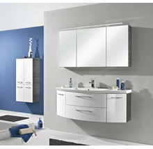 Ensemble de salle de bain moderne avec meuble sous-lavabo blanc galbé, armoire de toilette à trois portes avec éclairage et armoire haute assortie.
