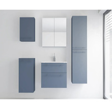 Modernes Badezimmermöbel-Set in Blau bestehend aus einem Waschbeckenunterschrank, Spiegelschrank, Hochschrank und Wandschränken.