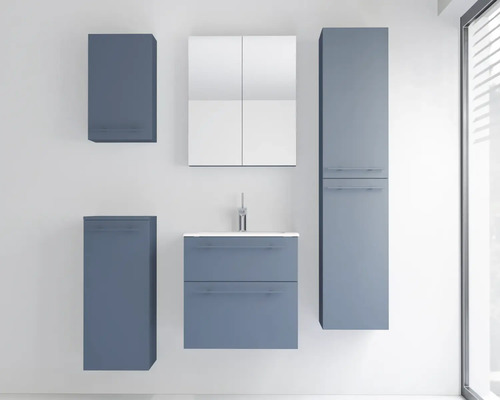 Modernes Badezimmermöbel-Set in Blau bestehend aus einem Waschbeckenunterschrank, Spiegelschrank, Hochschrank und Wandschränken.