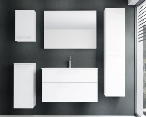 Weißes Badezimmermöbel-Set bestehend aus Waschtischunterschrank mit zwei Schubladen, Waschbecken, Spiegelschrank und zwei hängenden Seitenschränken.
