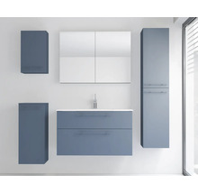 Modernes Badezimmermöbel-Set bestehend aus Waschtischunterschrank, weißem Waschbecken, Spiegelschrank, Hochschrank und zwei Beistellschränken.