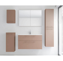 Modernes, wandhängendes Badmöbel-Set in mattem Rosébraun mit Waschtischunterschrank, weißem Waschbecken, Spiegelschrank und Hochschränken.