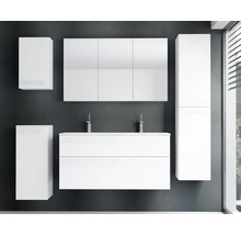 Modernes weißes Badezimmermöbel-Set bestehend aus Doppelwaschtisch, Spiegelschrank, Hochschrank und zwei Beistellschränken.