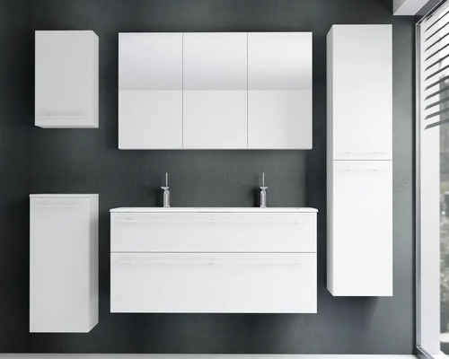 Modernes Badezimmermöbel-Set in Weiß mit Doppelwaschtisch, zwei Armaturen, dreitürigem Spiegelschrank und wandhängenden Seitenschränken.
