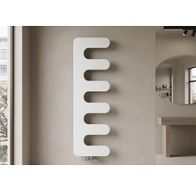 Moderner weißer Badheizkörper in vertikaler Ausführung mit kammartigem Design und abgerundeten Lamellen an einer Wand in einem modernen Raum.