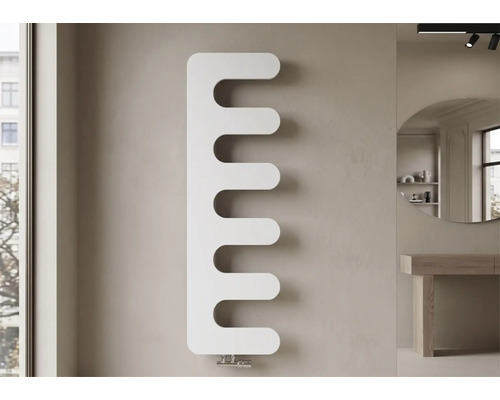 Moderner weißer Badheizkörper in vertikaler Ausführung mit kammartigem Design und abgerundeten Lamellen an einer Wand in einem modernen Raum.