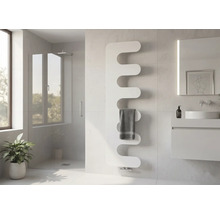 Modernes, helles Badezimmer mit weißem Wellendesign-Handtuchheizkörper, einer begehbaren Glasdusche, einem Waschtisch und einem Leuchtspiegel.