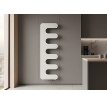 Moderner Design-Heizkörper in Kammform an einer Wand in einer minimalistischen Küche mit Kochinsel.