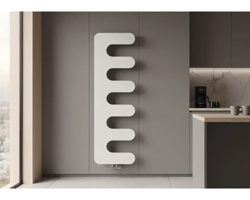 Moderner Design-Heizkörper in Kammform an einer Wand in einer minimalistischen Küche mit Kochinsel.