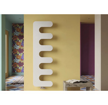 Moderner weißer Design-Heizkörper in Kammform an einer Wand in einem hellen, farbenfrohen Wohnraum.