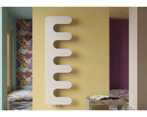 Moderner weißer Design-Heizkörper in Kammform an einer Wand in einem hellen, farbenfrohen Wohnraum.