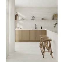 Helle, minimalistische Küche mit Holzschränken, passenden Barhockern aus Holz, einer Arbeitsplatte aus Stein und einer Armatur.