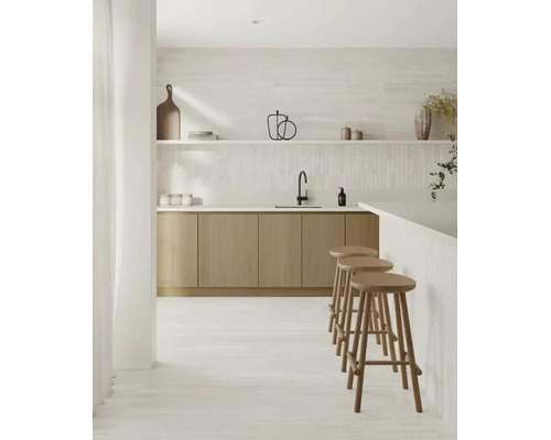Helle, minimalistische Küche mit Holzschränken, passenden Barhockern aus Holz, einer Arbeitsplatte aus Stein und einer Armatur.