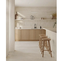 Moderne helle Küche mit Unterschränken aus Holz, Wandfliesen in Steinoptik, einer Armatur und Barhockern aus Holz.