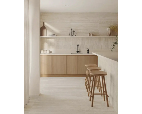 Moderne helle Küche mit Unterschränken aus Holz, Wandfliesen in Steinoptik, einer Armatur und Barhockern aus Holz.