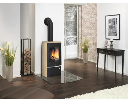 Poêle à bois moderne avec revêtement en grès et plaque de sol en verre dans un salon lumineux avec sol en bois sombre et porte-bûches.
