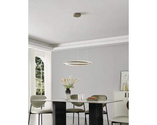 Suspension LED moderne en forme d anneau au-dessus d une table à manger en marbre dans une salle à manger lumineuse et minimaliste.