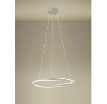 Suspension LED moderne avec un anneau lumineux suspendu par trois fils fins.