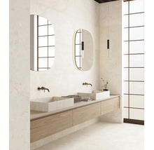 Helles, geräumiges Badezimmer mit modernem Holz-Waschtisch, zwei Stein-Aufsatzbecken, Wandarmaturen und zwei ovalen Spiegeln.