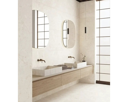 Helles, geräumiges Badezimmer mit modernem Holz-Waschtisch, zwei Stein-Aufsatzbecken, Wandarmaturen und zwei ovalen Spiegeln.