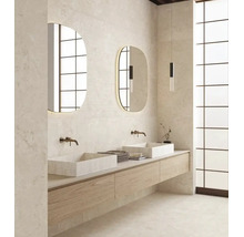 Modernes Badezimmer mit Doppelwaschtisch aus hellem Holz, zwei quadratischen Aufsatzbecken und ovalen, beleuchteten Spiegeln an strukturierter Wand.