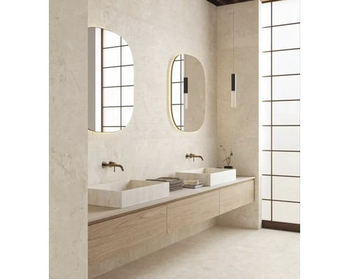Modernes Badezimmer mit Doppelwaschtisch aus hellem Holz, zwei quadratischen Aufsatzbecken und ovalen, beleuchteten Spiegeln an strukturierter Wand.