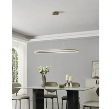 Suspension LED moderne dans une salle à manger lumineuse et organisée au-dessus d'une table en marbre avec des chaises.