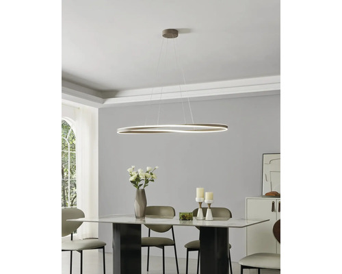 Suspension LED moderne dans une salle à manger lumineuse et organisée au-dessus d'une table en marbre avec des chaises.