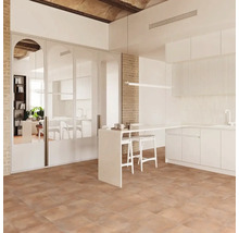 Moderne Küche mit Bodenfliesen in Terrakotta-Optik, weißen Schränken, einer Küchentheke mit Barhockern und großen bogenförmigen Glastüren.