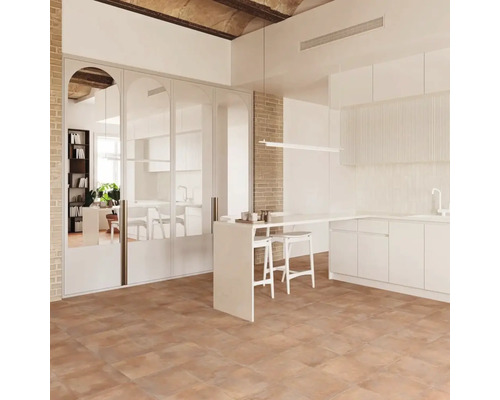 Moderne Küche mit Bodenfliesen in Terrakotta-Optik, weißen Schränken, einer Küchentheke mit Barhockern und großen bogenförmigen Glastüren.