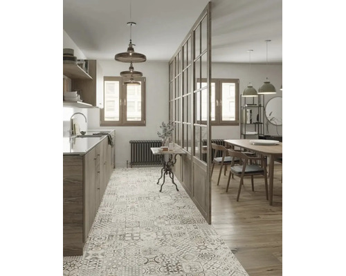 Helle, moderne Küche und Esszimmer mit Glastrennwand, gemusterten Bodenfliesen und Holzmöbeln.