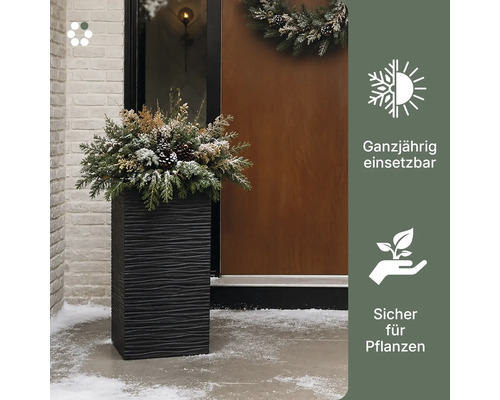 elho Logo. Hoher Pflanzkübel mit Wellenstruktur und winterlicher Bepflanzung vor einem Hauseingang im Schnee. Ganzjährig nutzbar und sicher für Pflanzen.