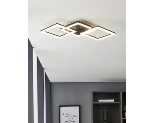 Moderne LED-Deckenleuchte mit drei überlappenden quadratischen Rahmen aus Metall.