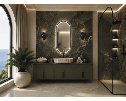 Modernes Badezimmer mit grüner Marmorwand, ovalem beleuchtetem Spiegel, weißem Aufsatzwaschbecken auf einem Unterschrank und einer begehbaren Dusche.