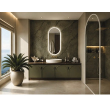Modernes Bad mit olivgrünem Waschtisch, weißem Aufsatzbecken, ovalem beleuchtetem Spiegel, Marmorwand und begehbarer Dusche mit Rundbogen-Glas.
